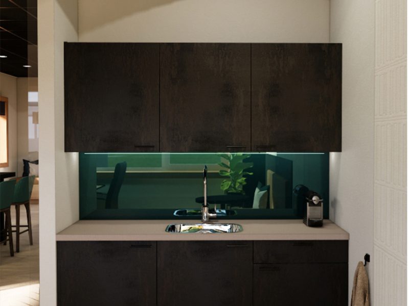 “Interieur van kantoorruimte in bouwunit met meerdere werkplekken, ingetogen kleuren en veel daglicht.